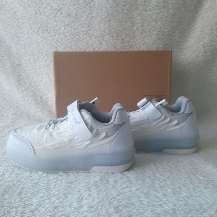 Светещи кецове с колелца.