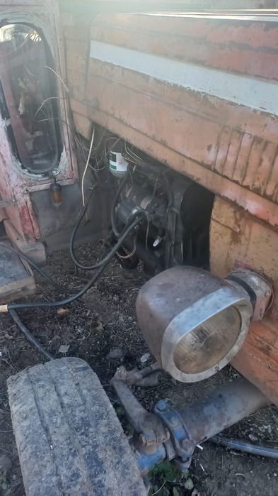 Vând tractorul U445 și remorcă