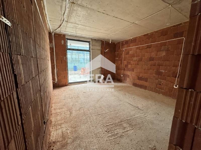 Търговски обект със статут на магазин за продажба в район с отлична ло