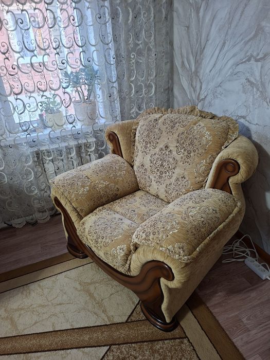 Продам диван и два кресла