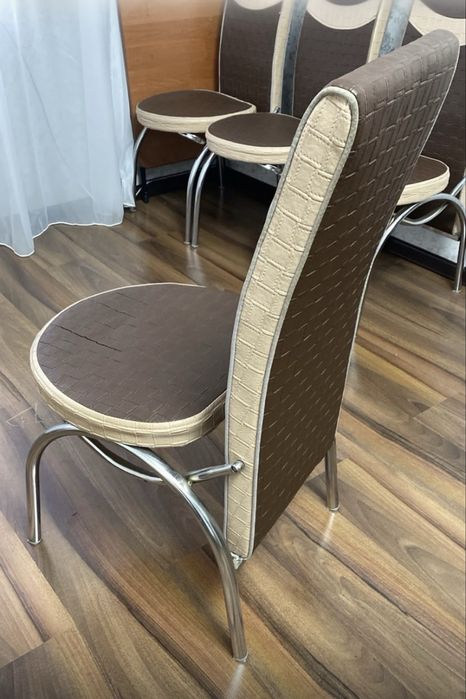 Продам кухонный стол со стульями