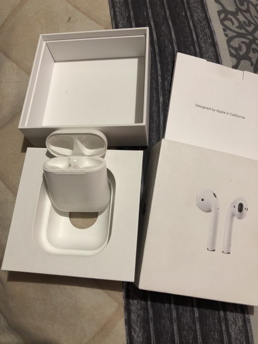 Airpods 2.1  кейс оригинал (только кейс без наушник)