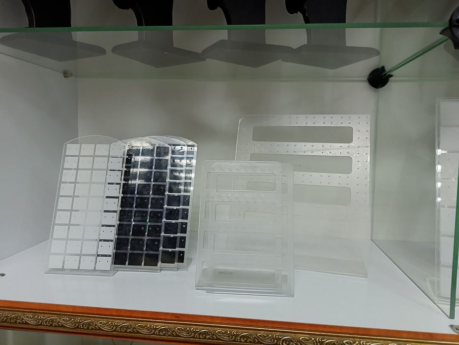 Для декора плитка гипсовая , зеркальная.