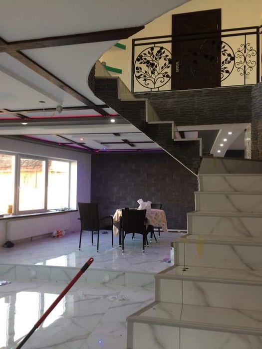 Amenajari interioare si exterioare , case la rosu