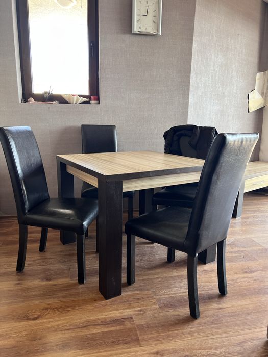 Маса с четири стола