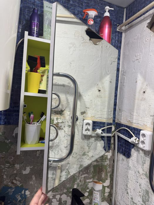 Продам зеркало с полкой