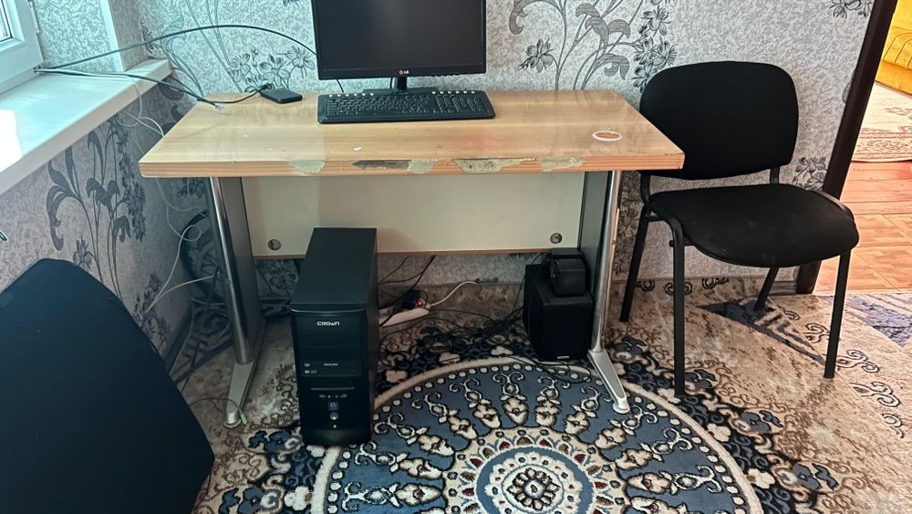 Отдам даром  компьютерный стол