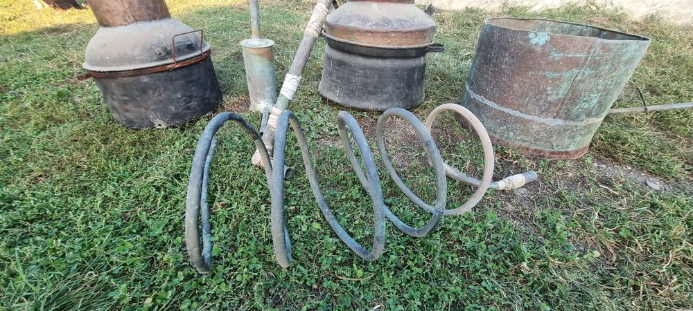 Două cazane de cupru vechi făcute manual