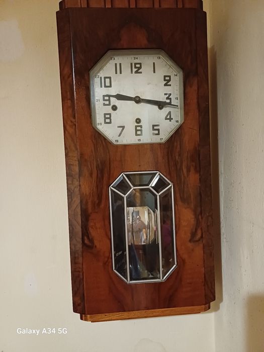 Продавам атикварни часовници.