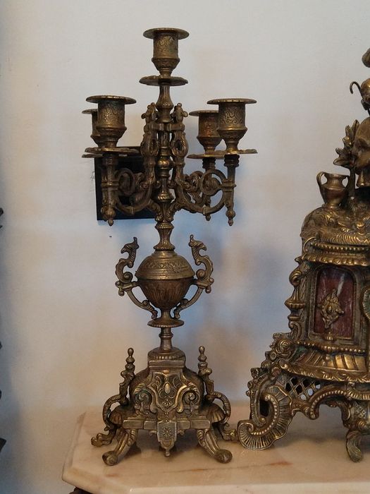 Продавам антикварен Бароков сет часовник и свещници