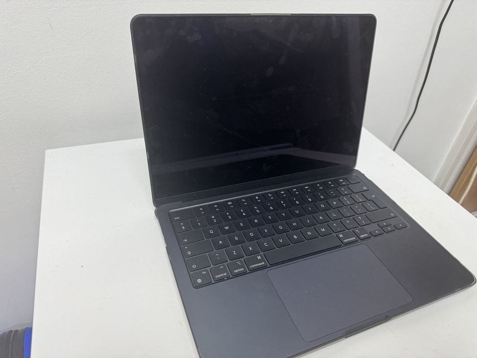 Macbook Air M3 ……..
