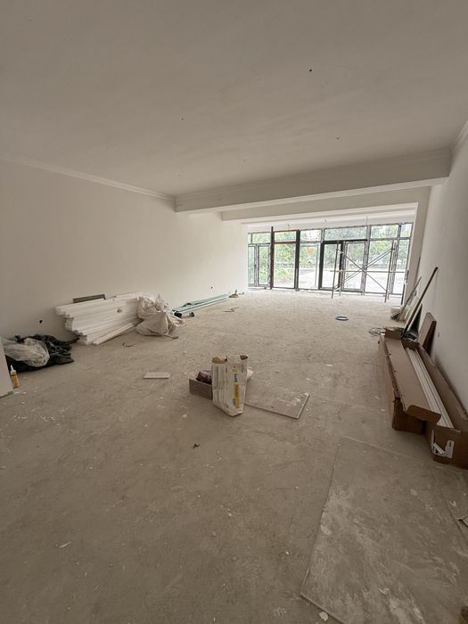 Дўконлар ижарага берилади. 160 кв + 160 кв ертўла. ЧИНАР МОЛ рўпараси.