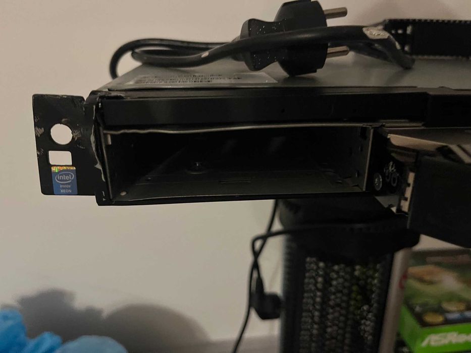 Vand server  Server HP ProLiant DL320e Gen8 cu SAS Hdd western digital 8 TB