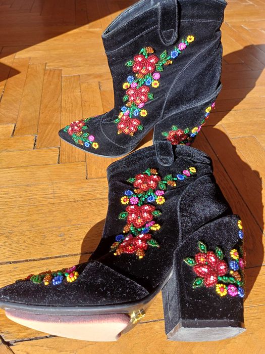 Ghete brodate din catifea - „Mineli Boutique Bucharest”