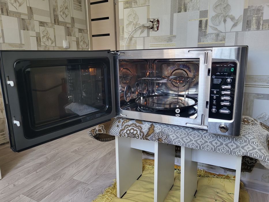 Продам микроволновку с грилем.
