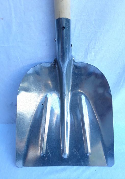 Lopeti pentru zăpadă din metal cu coda din lemn NOI 40 Lei