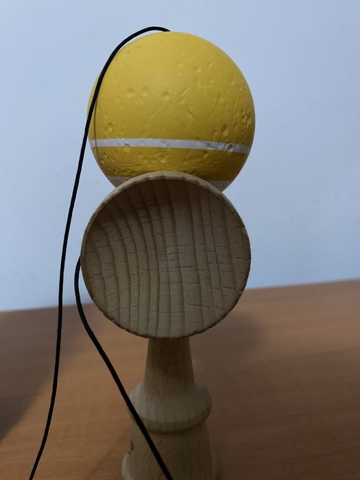 Kendama Sweets tracker pe galben