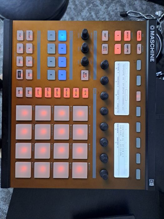 Native instruments MASCHINE MK 1,ca nou,cel mai bun din serie,made in Germany !