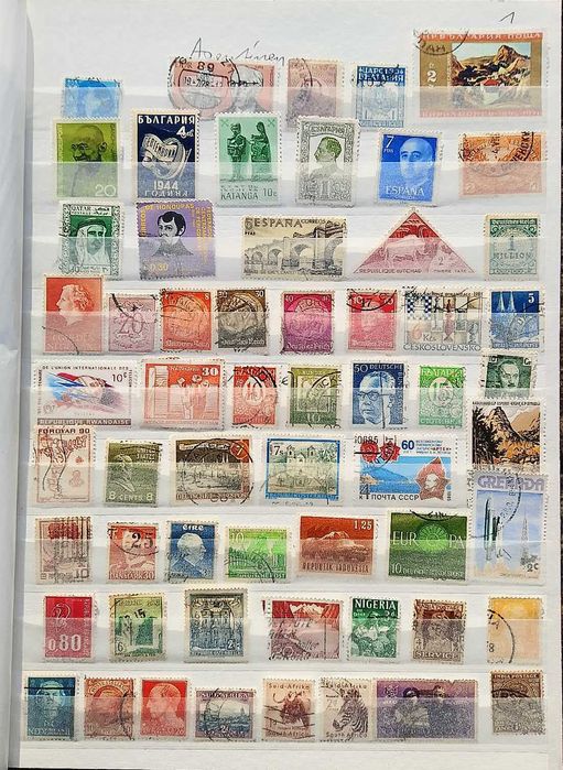Класьор с над 400 бр. пощенски марки .