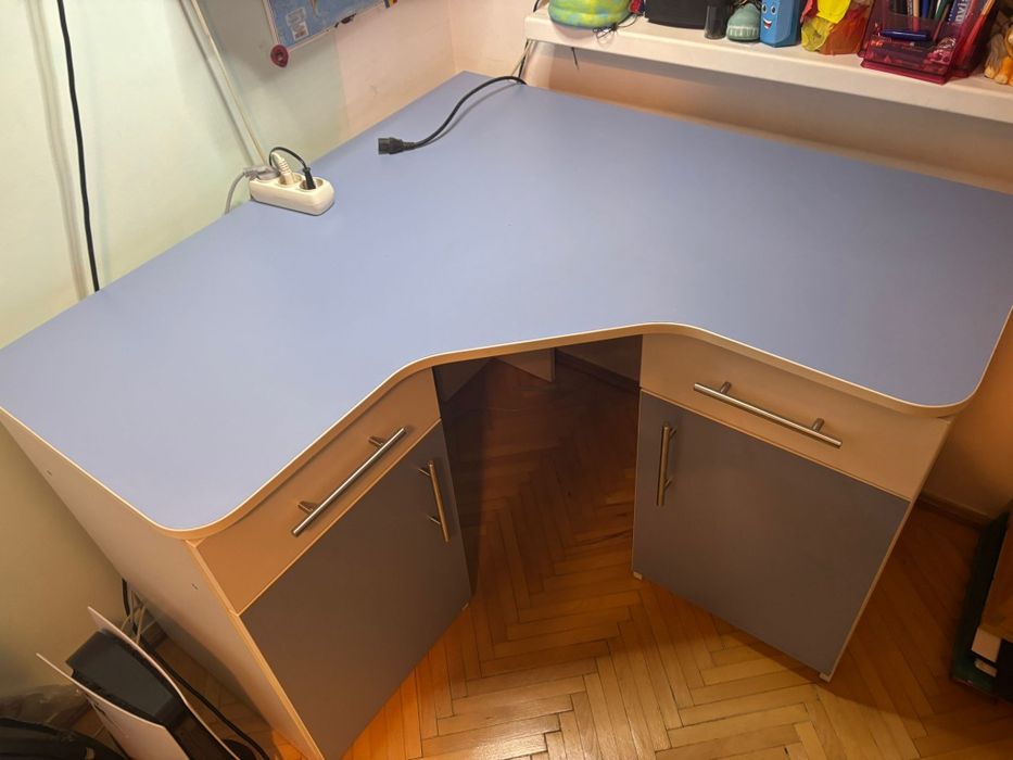 Birou pe colt, realizat  la comanda,