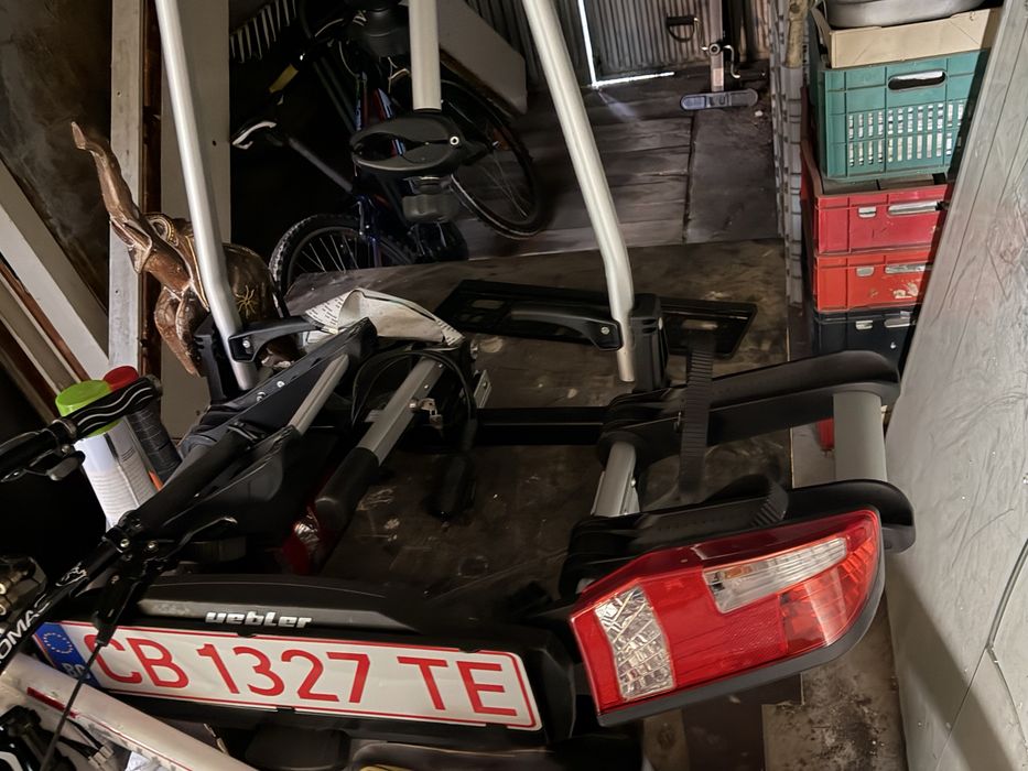 Продава се стойка за две колела закрепваща се за теглича