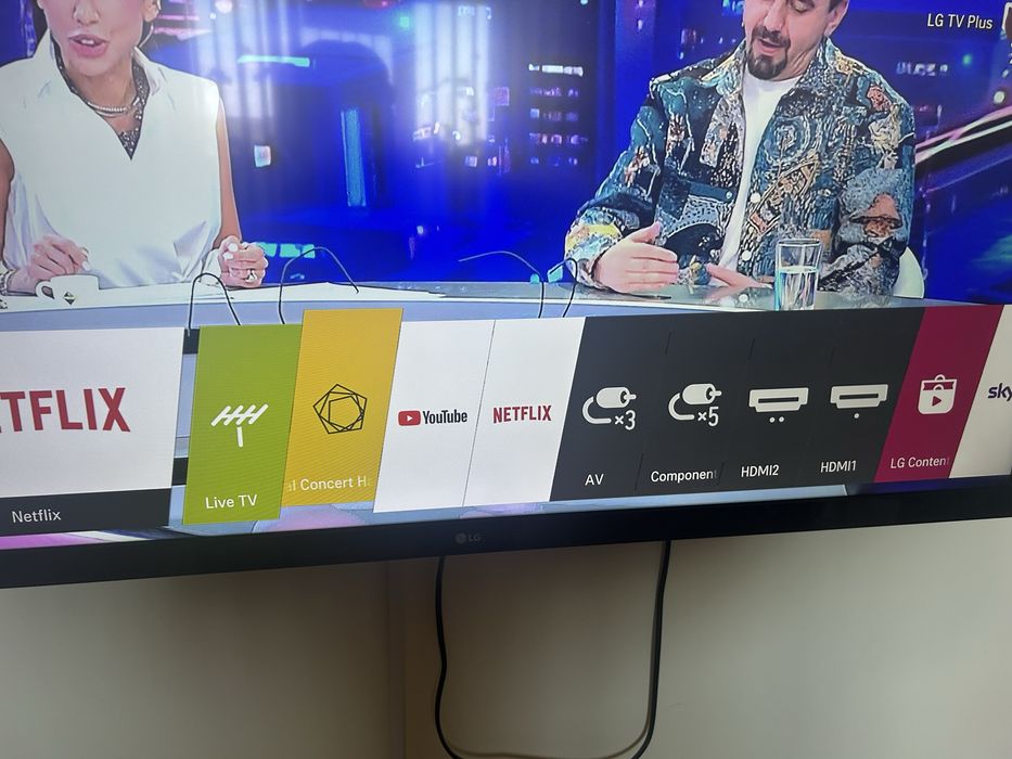 Vand televizor smart 4 k , LG ca nou