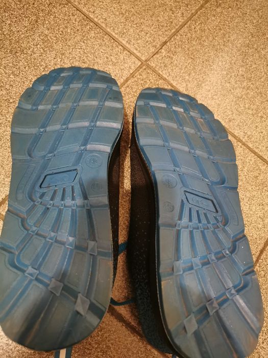 Продавам работни обувки с метлно бомбе