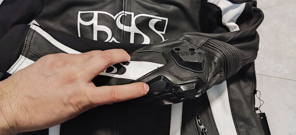 Яке кожа  IXS RS-1000 най висок клас