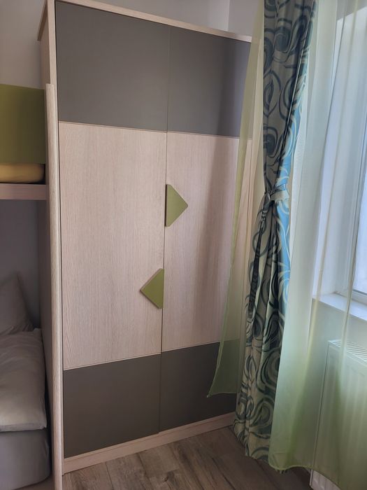 Vând dormitor 2 paturi suprapuse,dulap,birou noptieră poliță perete