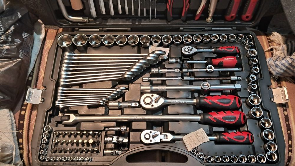 Продам набор  инструментов.