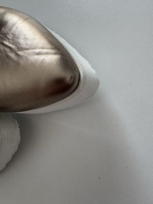 Balerini aurii cu talpa alba