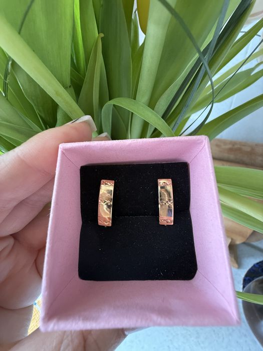 Продам золотые серьги