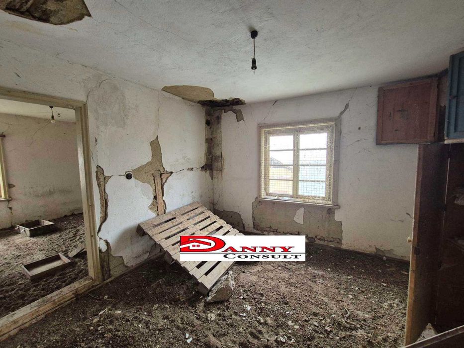 Стара къща с двор и кладенец в с. Балканци - общ. Стражица