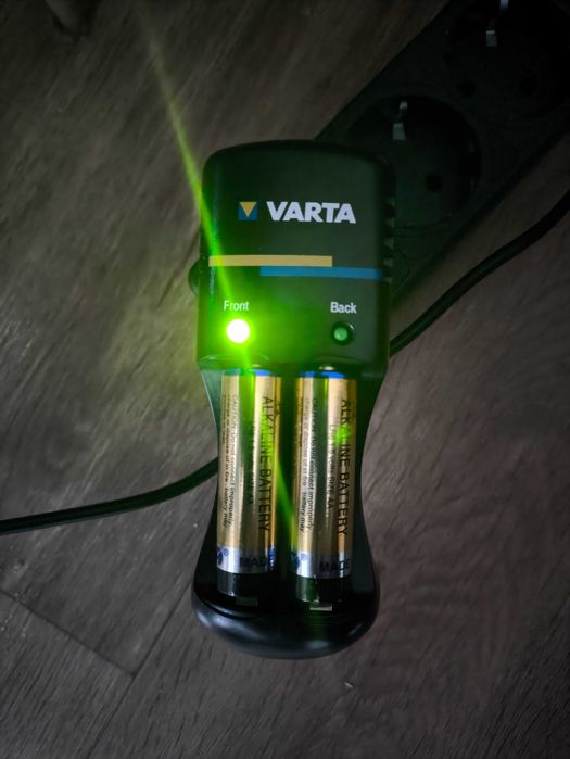 Продам зарядное устройство для батареек типа ААА и АА