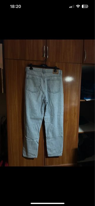 Blugi mom fit rupți