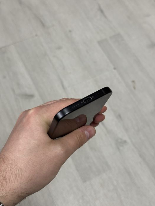 iPhone 15 / 128 GB / Baterie 82% / Negru / Zgariat / Perfect functional