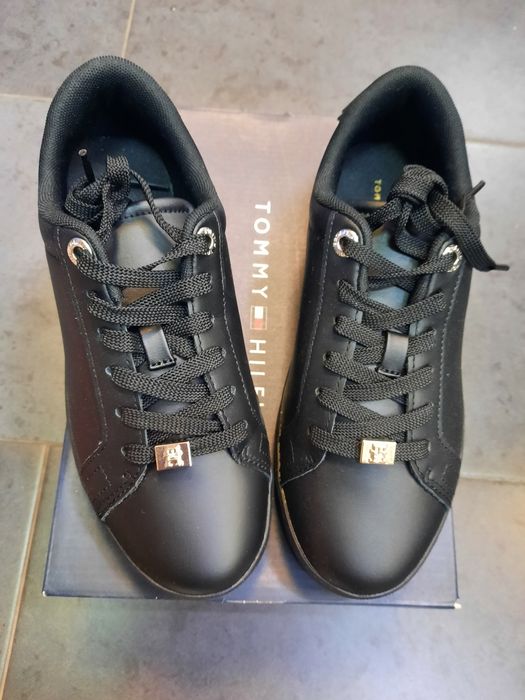 Сникърси Томи Хилфигер ОРИГИНАЛНИ, 120лв.ест.кожа 37 номер нови,необув