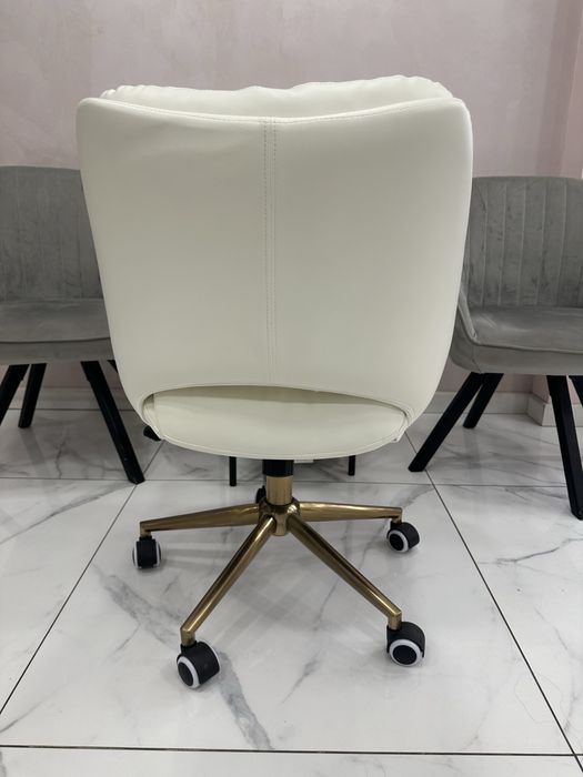 Луксозен салонен стол