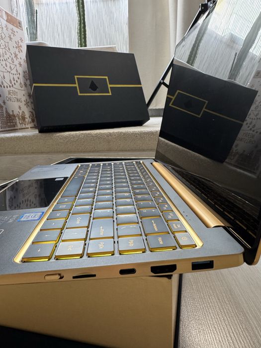 Laptop metalic gold cu 2 display-uri