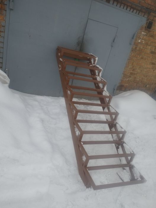 Продам лестничный марш  лестницу.
