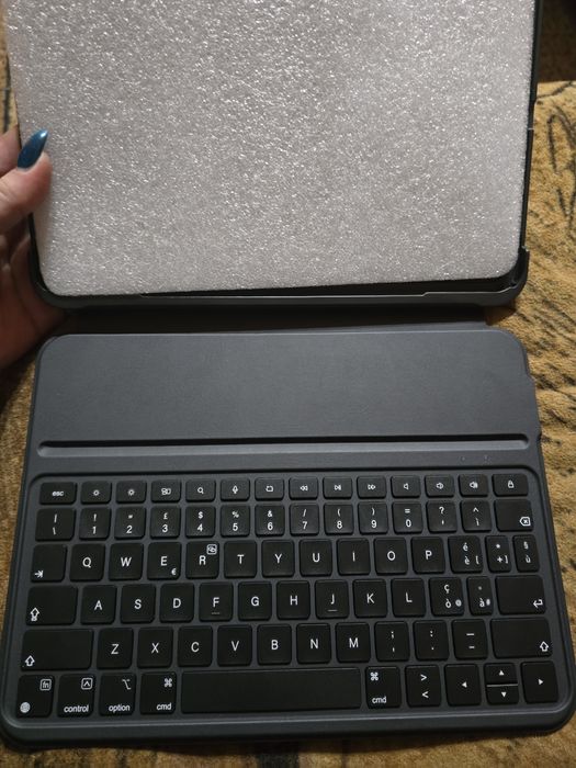 Магнитен калъф с клавиатура за IPad - 11инча - нова