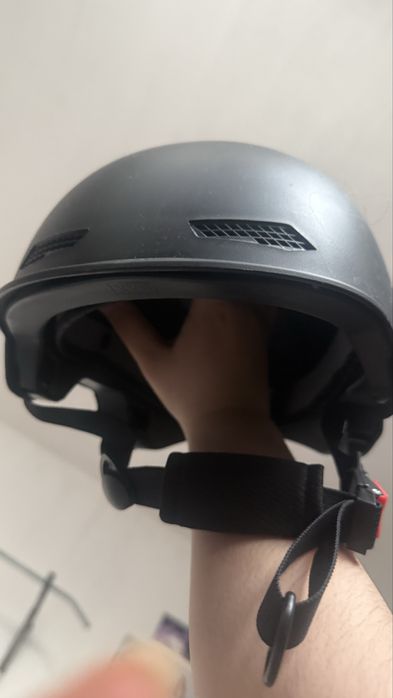 Продаётся защитный шлем в отличном состоянии