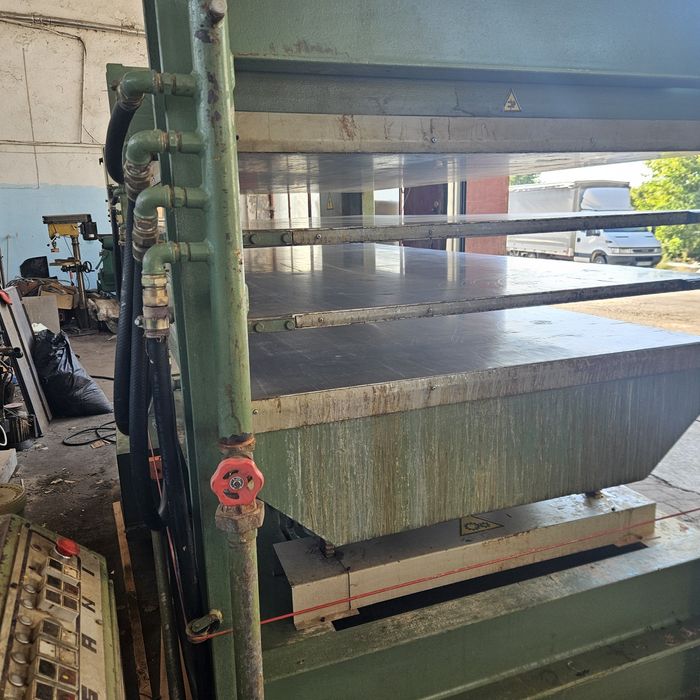 Топла преса за врати и фурнир с размери 2500мм. х 1300мм.