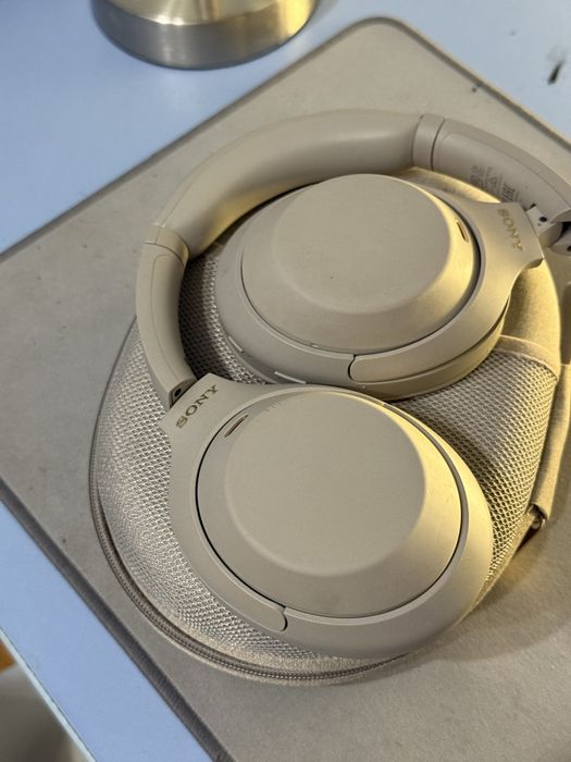 Sony WH-1000XM4 серого цвета
