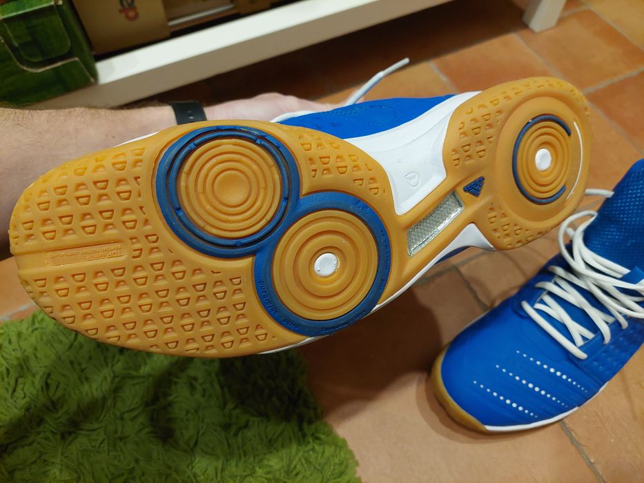 Нови спортни обувки за тренировка в зала или баскетбол adidas