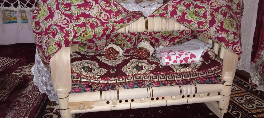 Yangi beshik ishlatilmagan 2ta yostiq 2ta kurpachasibilan kampilekt