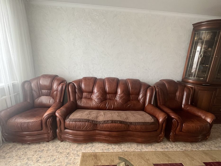 Кожаный диван с 2 креслами