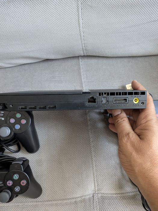 PlayStation 2 model SCPH-7003 aproape impecabil