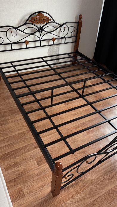 Продаю кровать 160х200 БЕЗ МАТРАСА