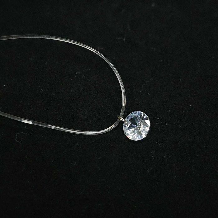 Нежно колие на безцветна корда с камък цирконий нови модели